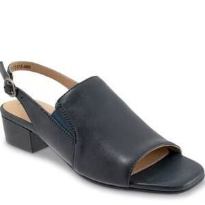 New 8.5 Wide Trotters “Nila” slingback sandal; Navy Blue